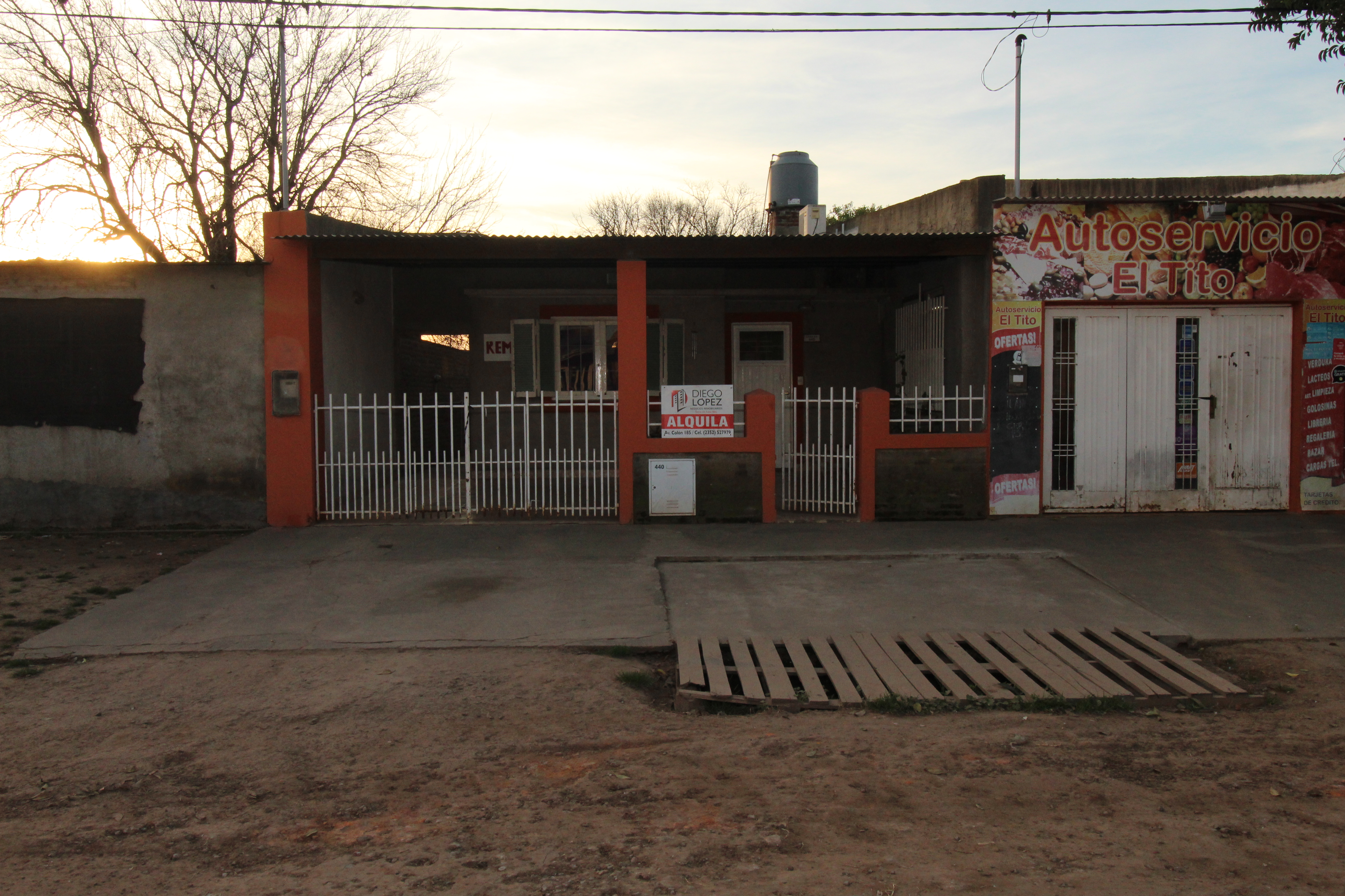 VENTA - Casa con local comercial.