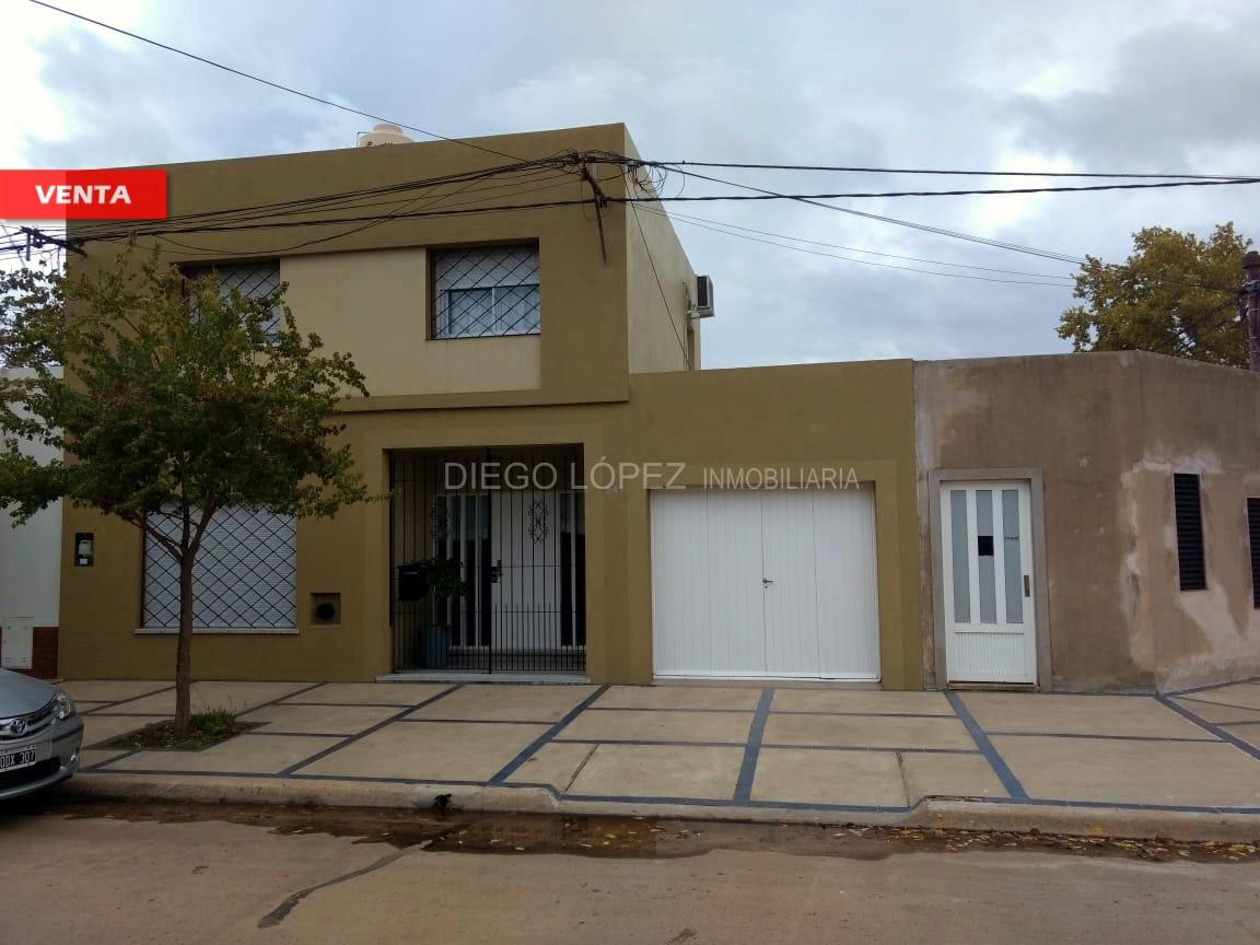 CASA EN VENTA - EXCELENTE CONSTRUCCIÓN Y UBICACIÓN 