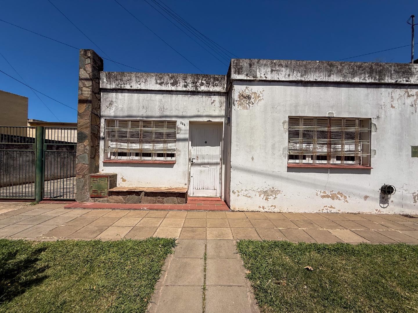 Casa bien ubicada con ambientes definidos y galpón