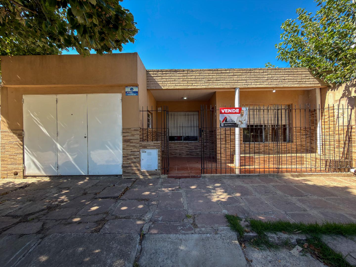 Casa en calle Mármol con tres dormitorios y patio