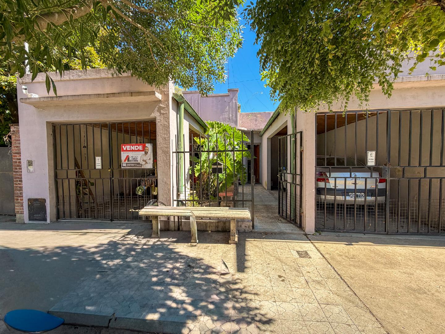 Casa con amplio patio, pileta y doble cochera