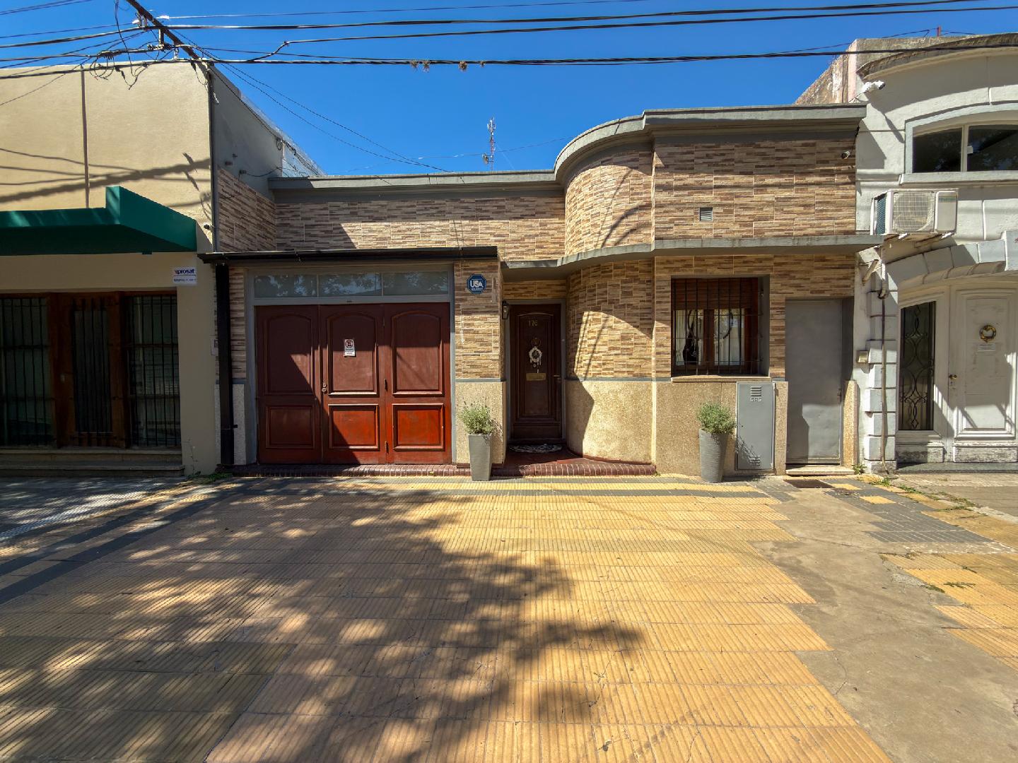 Casa con tres departamentos monoambientes adicionales