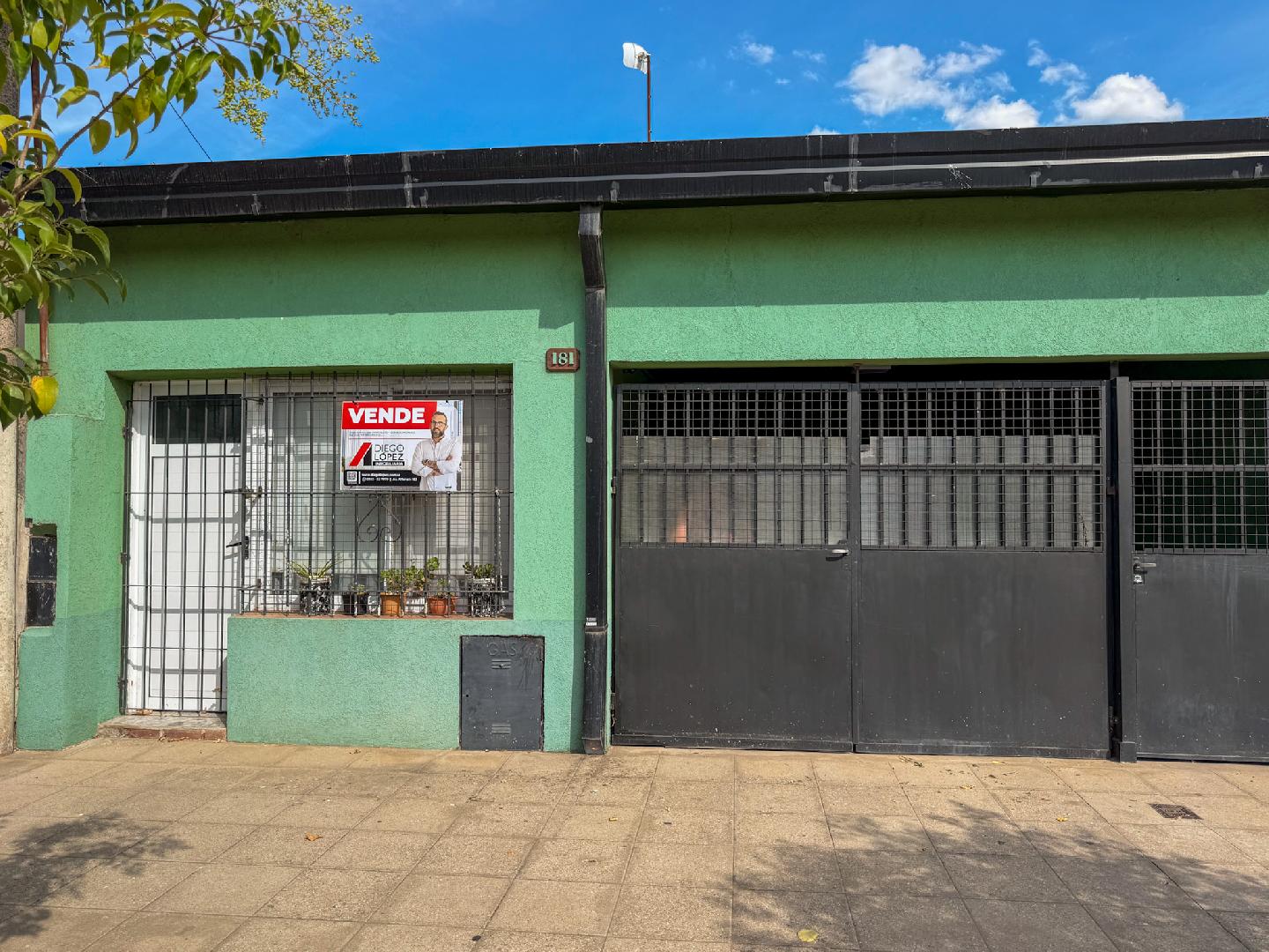 Casa con local comercial y departamento