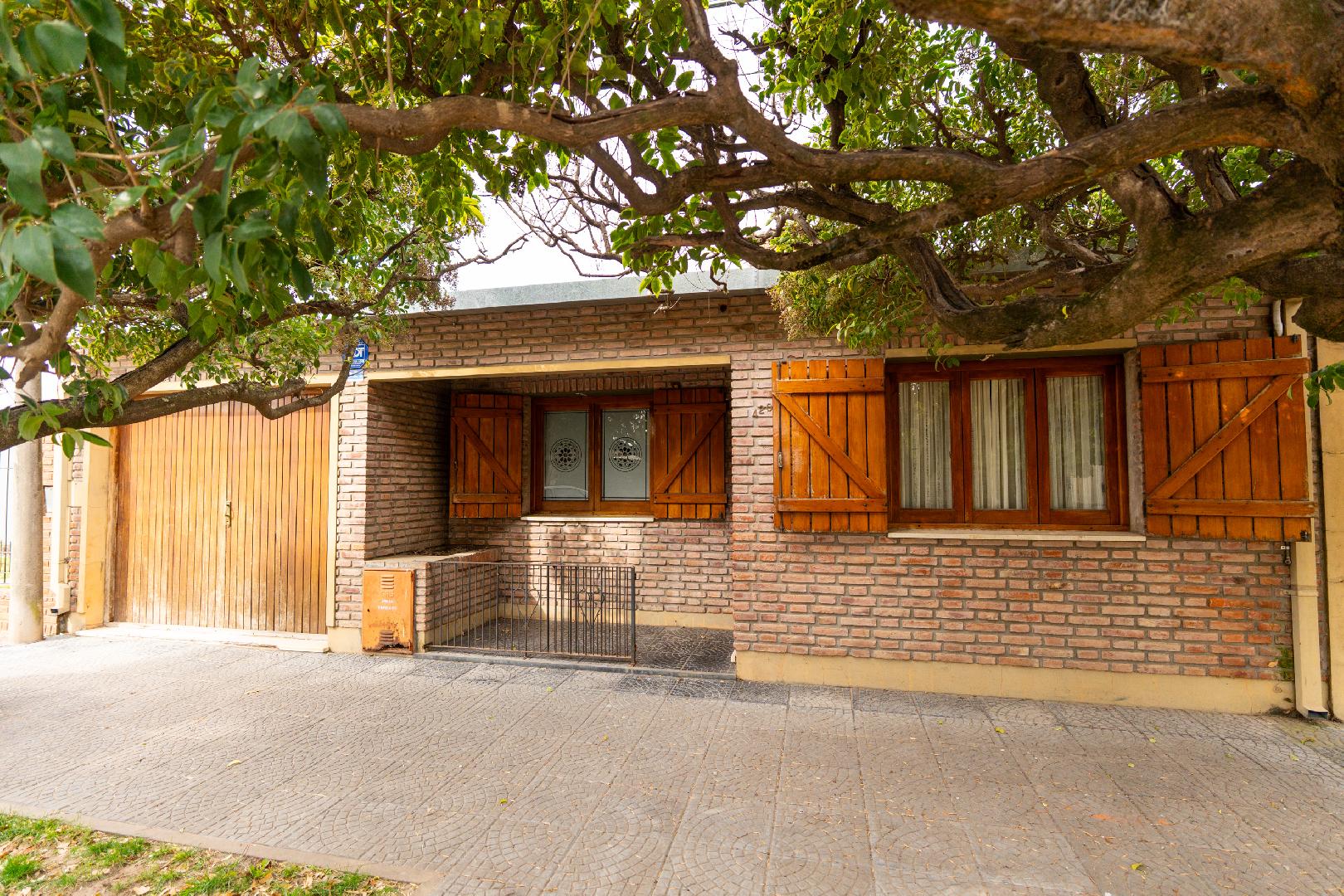 Casa familiar con 3 dormitorios, quincho y pileta